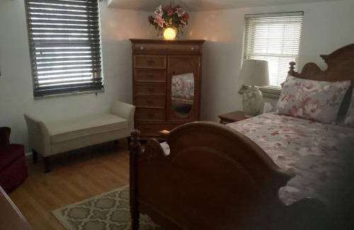 Royal Oak House | 3 bedroom colonial house