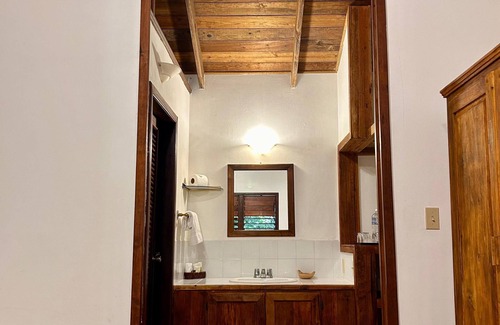 El Pino Cottage | 3-bedroom cottagen La Ceiba with AC, WiFi, Pool.