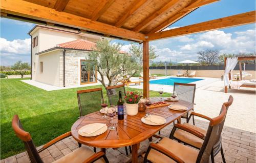 Drnis House | 3 Bedroom Cozy Home In Kljuc