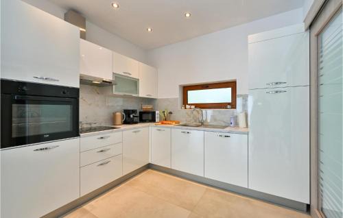 Vinica House | 3 Bedroom Cozy Home In Vinica