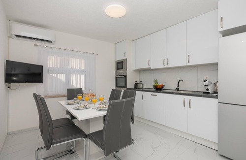 Prolozac House | 3 bedroom gorgeous home in Sumet