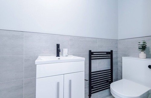 Broadheath House | 3 Bedroom House Close To Manchester Airport with Free Parking by Eason Stays