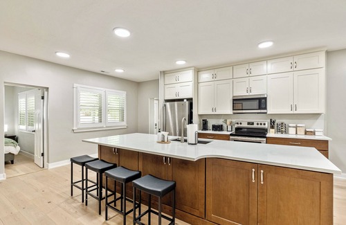 East Central House | 3 Bedroom Home Close to University/Garage