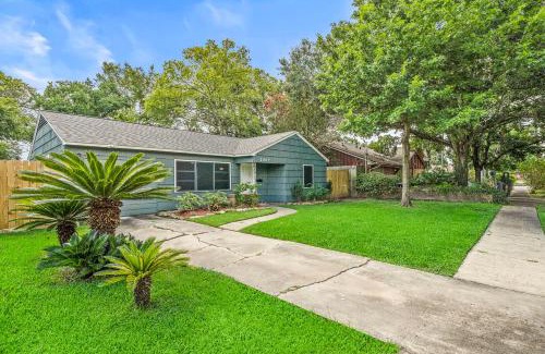 Pasadena House | 3 Bedroom Home The Neighborhood Spot desks in 2 rooms high speed Internet wifi Kick Back & Relax close to Houston Hobby Airport 5 star superhost