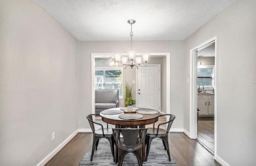 Pasadena House | 3 Bedroom Home The Neighborhood Spot desks in 2 rooms high speed Internet wifi Kick Back & Relax close to Houston Hobby Airport 5 star superhost