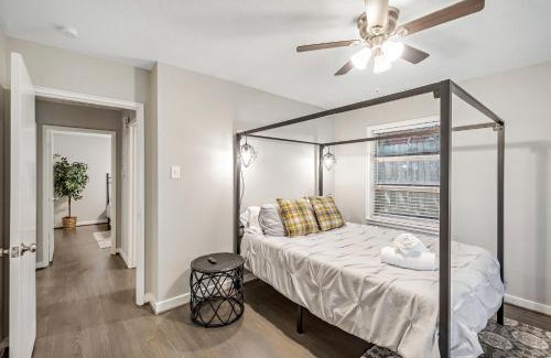 Pasadena House | 3 Bedroom Home The Neighborhood Spot desks in 2 rooms high speed Internet wifi Kick Back & Relax close to Houston Hobby Airport 5 star superhost