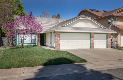 Elk Grove House | 3 bedroom home with pool!