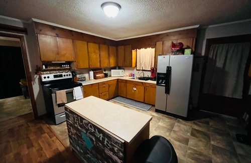 Ruffin House | 3-bedroom house in beautiful country setting with AC and WiFi.Gorgeous old oaks.