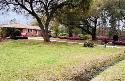 Ruffin House | 3-bedroom house in beautiful country setting with AC and WiFi.Gorgeous old oaks.