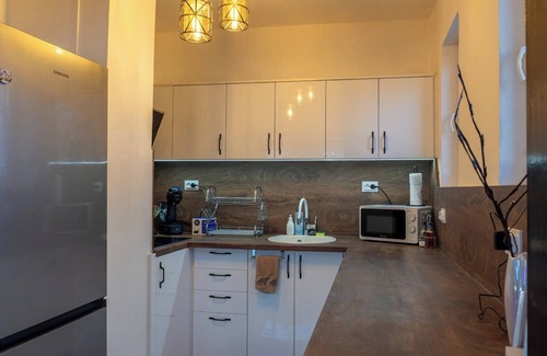 Perushtitsa House | 3-bedroom house in charming Perushtitsa with WiFi, AC. Enjoyable getaway awaits