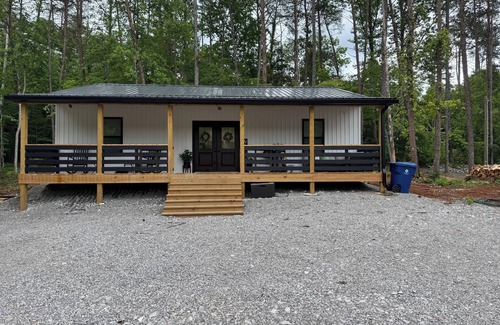 Burnside House | 3-bedroom house in Burnside - Walking Distance to the Lake.