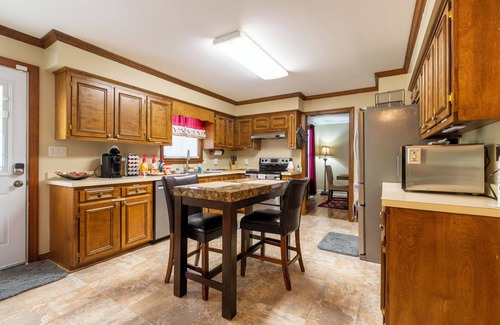 Lillington House | 3-bedroom house in charming Lillington, office & darkening bedroom window vinyl.