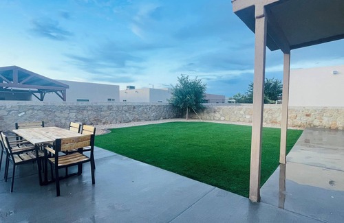 Biggs Field House | 3-bedroom house in El Paso with KING SIZE BED