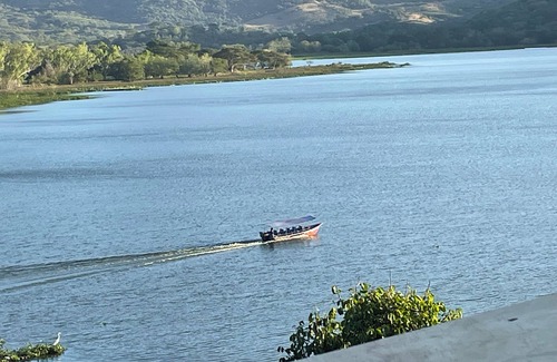 Isla Conchagaita House | 3-bedroom house in Olomega with WiFi, AC, Lake/Mountain views.