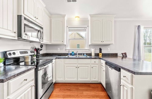 Kenly House | 3-bedroom house in welcoming Kenly with Screened in patio, Grill, 1 acre yard.