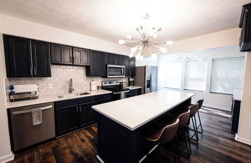 Grove City House | 3-bedroom house one mile from downtown Grove City+Dogs welcome+Quiet+Pool table