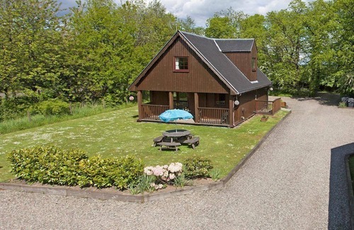 Tillicoultry Apartment | 3 bedroom luxury lodge in a countryside location with a private hot tub, large gardens and private p
