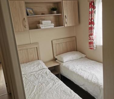 Layer Marney House | 3 Bedroom Mersea Beach Retreat-Getaway by the Sea