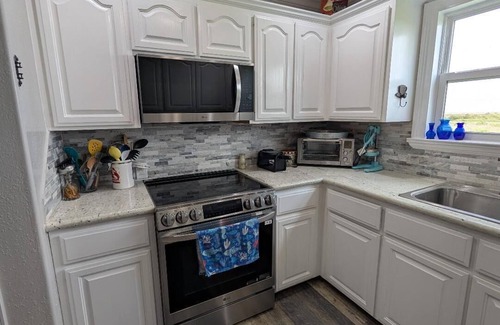Port Bolivar House | 3-bedroom Ocean View Home. Sleeps 12. Pet Friendly. Pet Ramp. King Bed 75" TV
