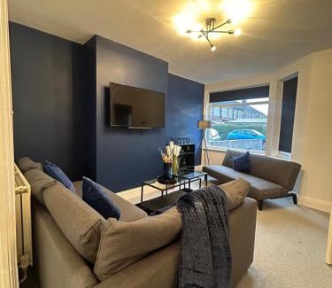 Hull House | 3 Bedroom Perfect Guest Home Sleeps 7 with parking, HU3