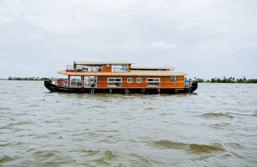 Alappuzha Boat Rental | 3 bedroom private semi luxury houseboat with all meals