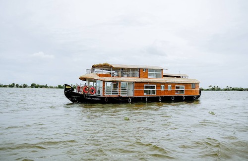 Alappuzha Boat Rental | 3 bedroom private semi luxury houseboat with all meals