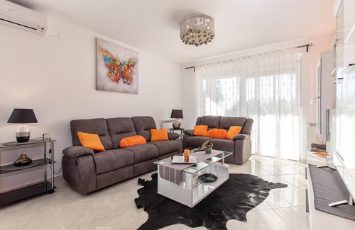 Smrika House | 3 bedroom stunning home in Smrika