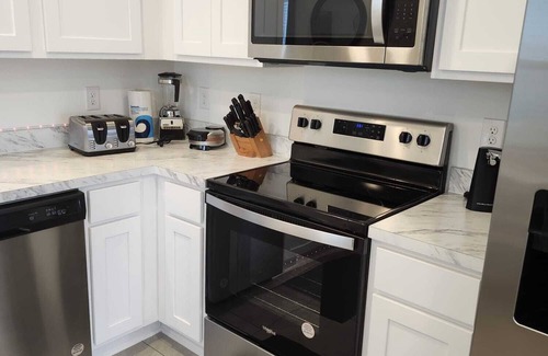 Northside House | 3-bedroom townhome in brilliant Jacksonville with WiFi, AC perfect distance.