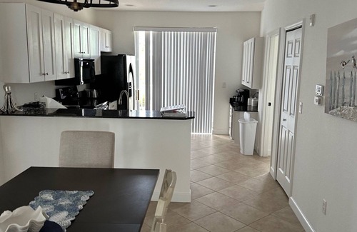 Sarasota House | 3-bedroom townhome, walk to the beach, family freindly