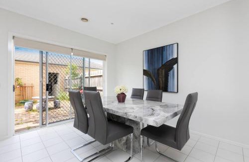 Bonbeach House | 3 bedroom Townhouse In Bonbeach VIC