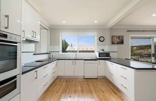 Molong House | 3 bedroom, two bathroom house fully equipped large kitchen, extensive lounge