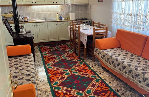 Korce House | 3 Bedroom V with Private Garage in the Center of Korça City with WiFi, AC