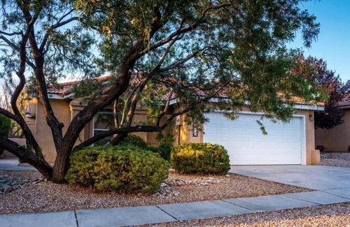 Nor Este House | 3-bedroom vacation home near Balloon Fiesta Park.