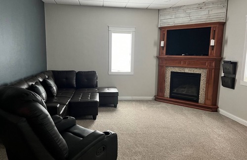 Watford City Apartment | 3 Bedroom with Jacuzzi and daily breakfast!