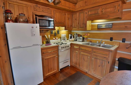 Hayward House | 3 BEDROOMS 1.5 BATHROOM SLEEPS 8