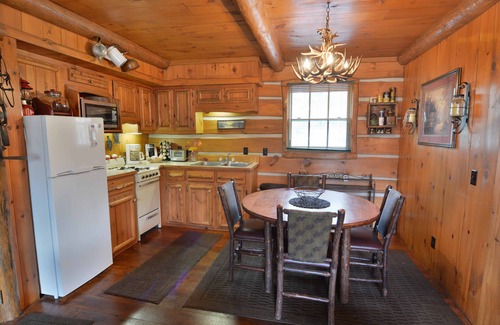 Hayward House | 3 BEDROOMS 1.5 BATHROOM SLEEPS 8