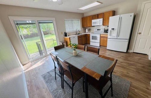 North San Antonio - SAT House | 3 Bedrooms 2 Bathrooms