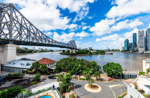 Brisbane Central Business District Apartment | 3 Bedrooms 2 Bathrooms apartment w parking & pool
