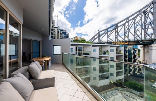 Brisbane Central Business District Apartment | 3 Bedrooms 2 Bathrooms apartment w parking & pool
