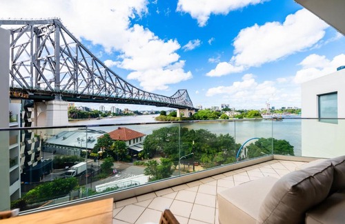 Brisbane Central Business District Apartment | 3 Bedrooms 2 Bathrooms apartment w parking & pool