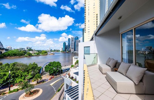 Brisbane Central Business District Apartment | 3 Bedrooms 2 Bathrooms apartment w parking & pool