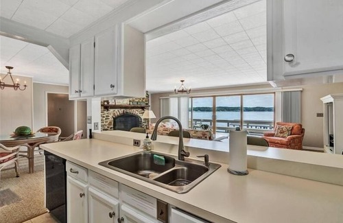 Huddleston House | 3 Bedrooms, 2 Flex Rooms, 3 Bathrooms! Lake Therapy offers a great, waterfront house on an AMAZING