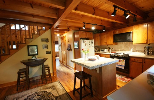 Skyland Cabin | 3 Bedrooms, 2½ baths, mountain cabin dog-friendly