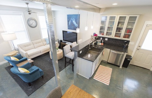 Talbot's Corner House | 3 BEDROOMS/3 BATHROOMS - ONLY 3 Miles to DWTN with VIEW!