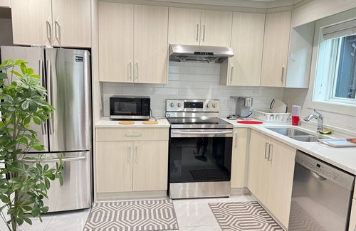 Sunset House | 3 bedrooms/3 washrooms Cozy little family house