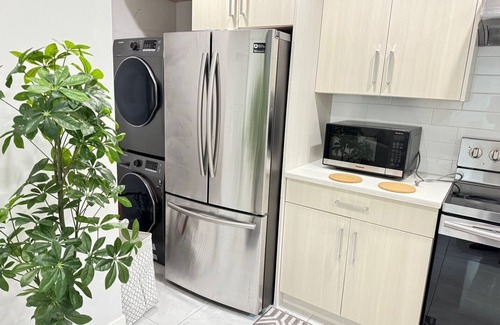 Sunset House | 3 bedrooms/3 washrooms Cozy little family house