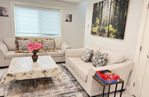 Sunset House | 3 bedrooms/3 washrooms Cozy little family house