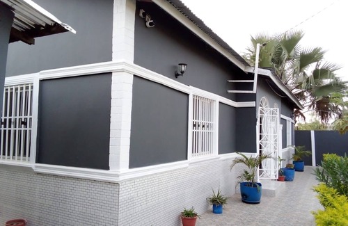 West Coast Division House | 3 beds 3 bathrooms 5mins from turntable , close to few corner shops and beaches