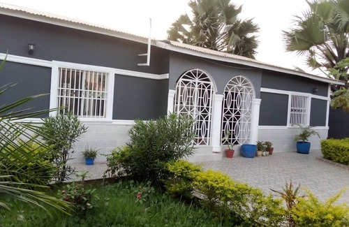 West Coast Division House | 3 beds 3 bathrooms 5mins from turntable , close to few corner shops and beaches