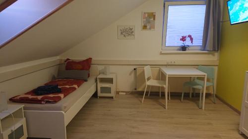 Oberlungwitz House | 3-Bettzimmer mit Gemeinschaftsküche und je 2 Duschräumen und 2 Toiletten
